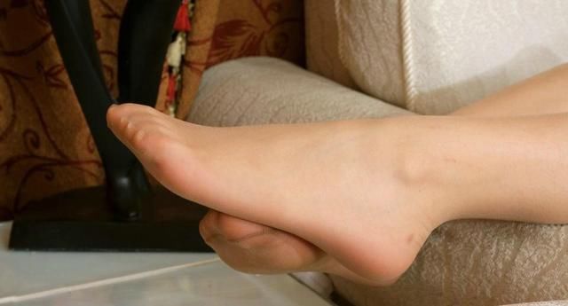 穿上吊带包臀裙，这个腿怎么看都好看