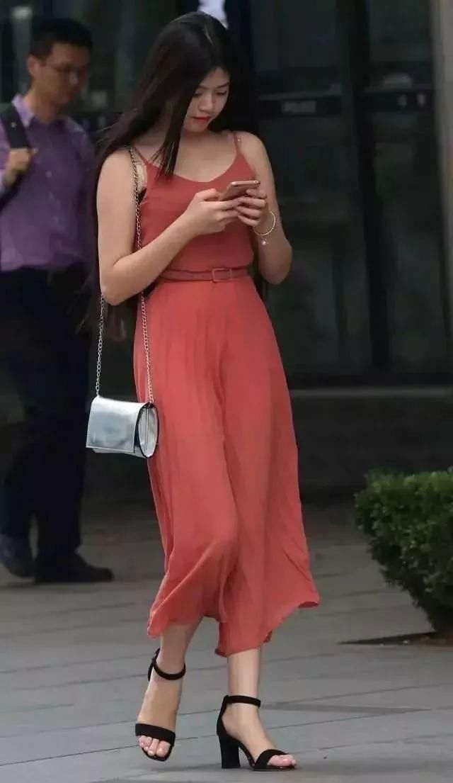 街拍:肉色长裙尽显高端大气，一头长发飘逸无比!