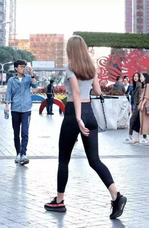街拍：闰臀紧身裤美女，傲人身姿百态，贵妇感十足
