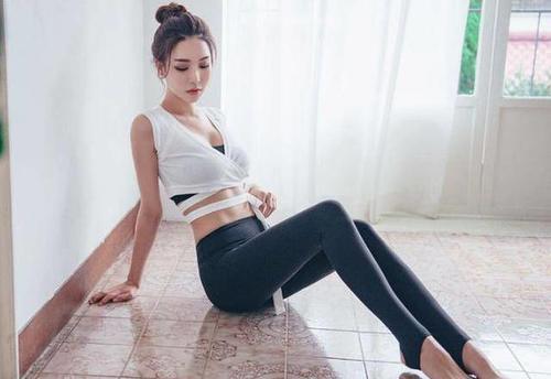 路人街拍，女神颜值美丽，穿着修身而时尚，秀发飘飘令人心动！