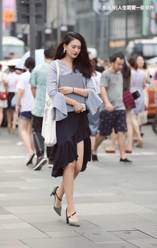 街拍路人，清爽时髦的穿搭给人很舒服的感觉，光头美女考验审美了