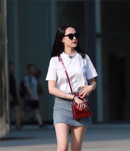 美女|街拍:长发美女,身穿灰色V领搭配黑色长裤,温柔中不失大气