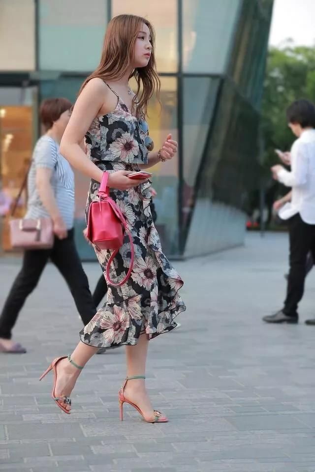 旅拍:身材气质俱佳的小美女