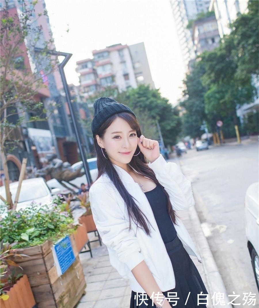  [无比]街拍:性感美女三月出现，外套短裙性感无比