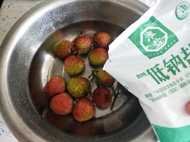  『天不坏』荔枝吃不完时，千万别直接放冰箱！按照这么做，荔枝放20天不坏