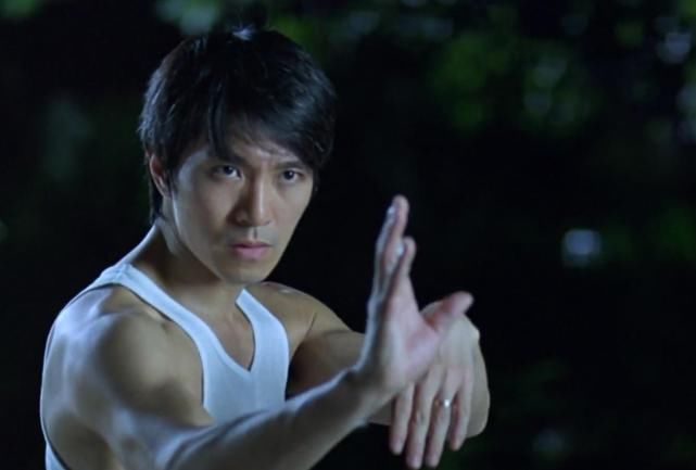  『拍摄』《功夫》原班人马拍摄，却是个2.8分的烂片，其实就差周星驰