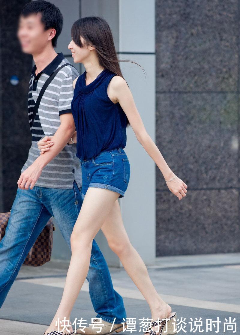 街拍： 搭配超短牛仔裤小姐姐的，身材匀称雪白大腿让她很自信!!