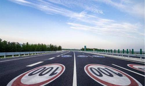 高速开车，这种令人恶心的“怪现象”，已开始整治，车主拍手叫好