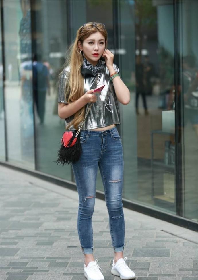 路人街拍,小姐姐的上衣非常的亮眼,紧身牛仔裤塑造好身材