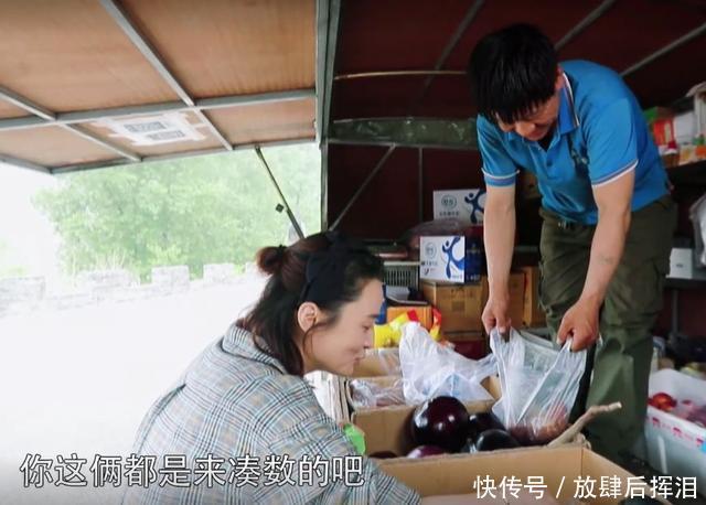 蒋勤勤单独挺大肚买菜，在商贩找了零钱说了一句话瞬间圈粉无数