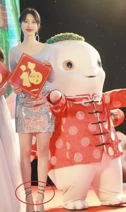 唐艺昕鞋子好看到网友急求链接,而黄灿灿重新解锁了绑鞋带方式!