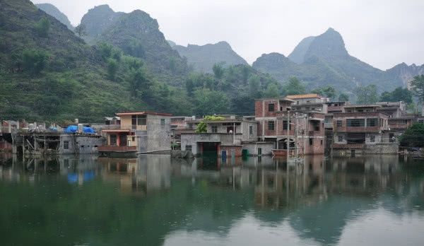 广西一村子成威尼斯，村民被地下水泡1个月，与世隔绝靠轮胎出行