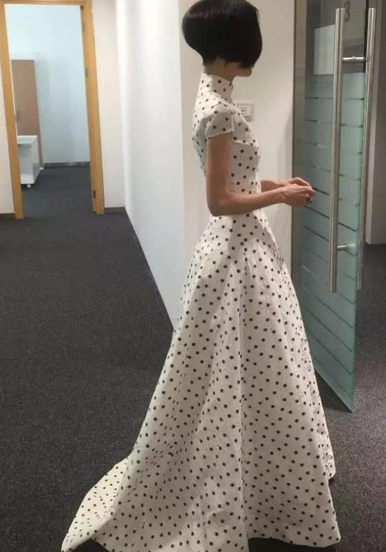 70斤鲁豫换了裤子, 像长了15斤肉, 网友: 女人还是胖点好看!