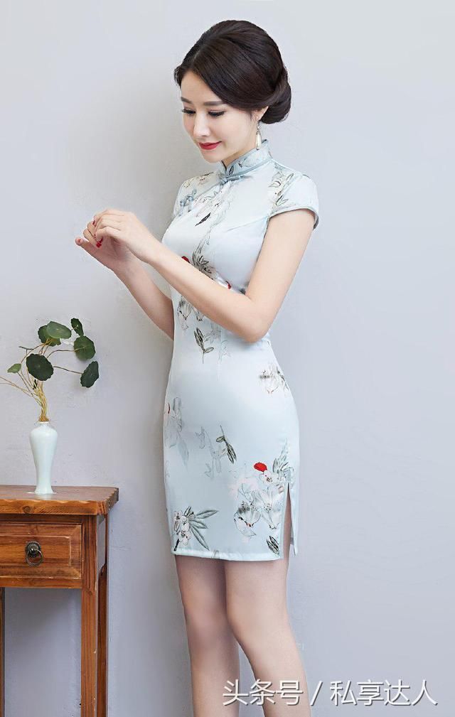 楚楚动人的短款旗袍裙，更显玲珑曲线美