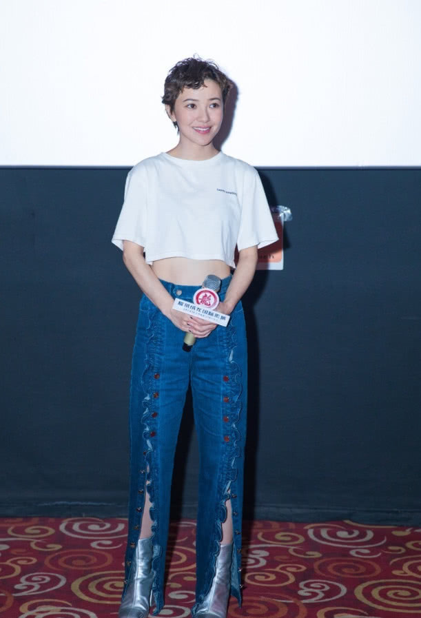 郭采洁厉害了，1条牛仔裤竟有24颗扣子，难怪能穿出180的效果！