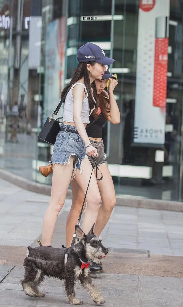 时尚小姐姐穿超短裤秀裹出小巧圆润的臀线，一双笔直的美腿很迷人