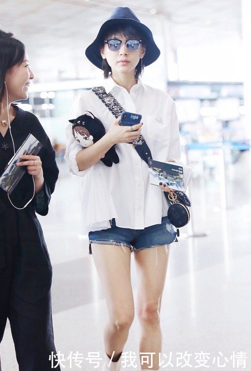 王子文穿“巨人靴”，鞋子比头还大还宽，走路抬得动脚吗？