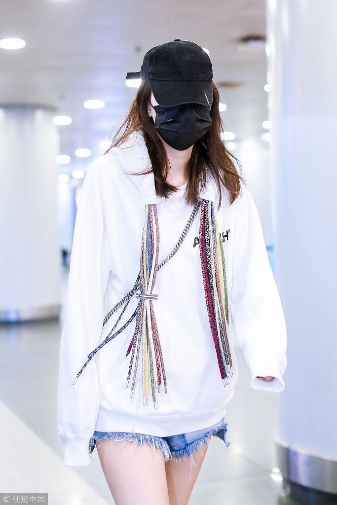 90后辣妈孙怡清晨口罩遮面出行 大长腿又细又长抢镜