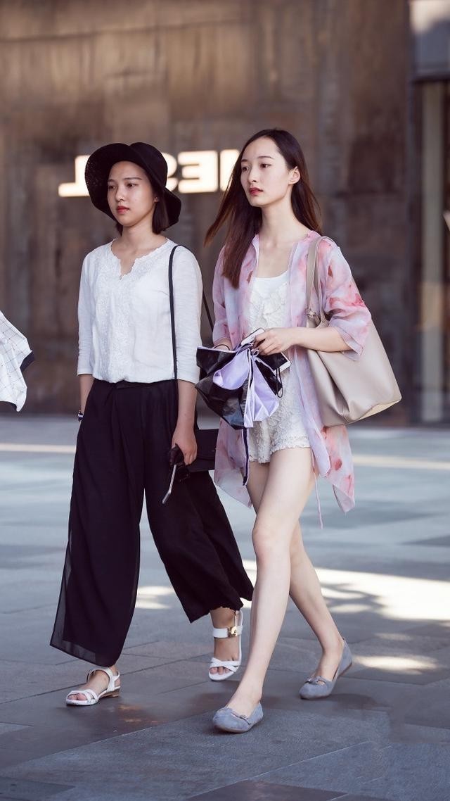 街拍：时尚光彩照人的时尚小姐姐，打扮上清新美丽又时尚前卫！