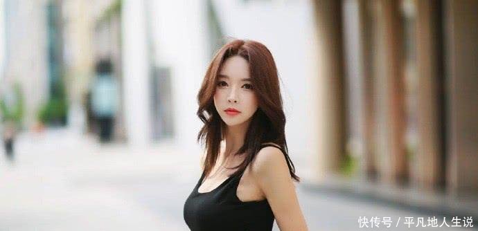 「 尽显」黑色装扮,尽显大气,街拍小姐姐妆容精致