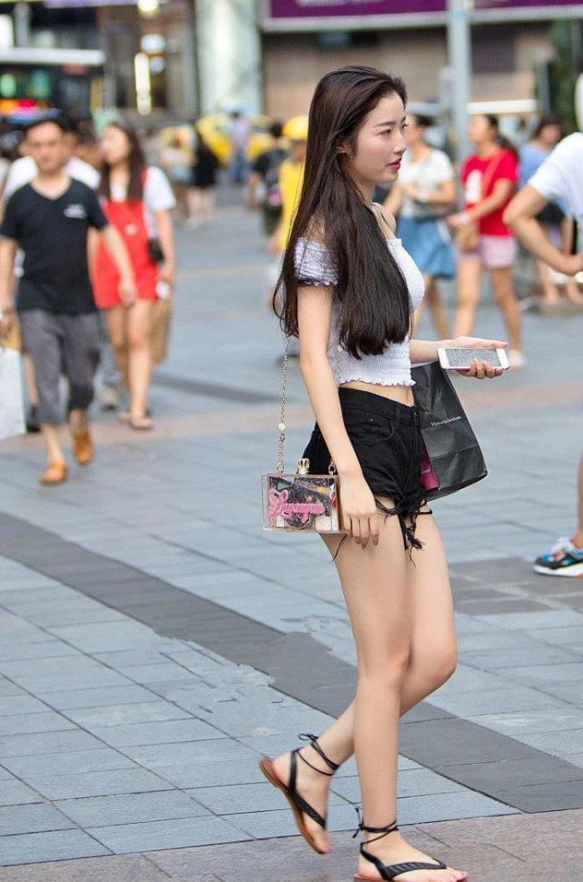 街拍：小姐姐高挑迷人超有女人味，美翻天了！