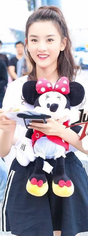 20岁宋祖儿和19岁杨超越同秀美腿，网友：这差距可不止一岁！