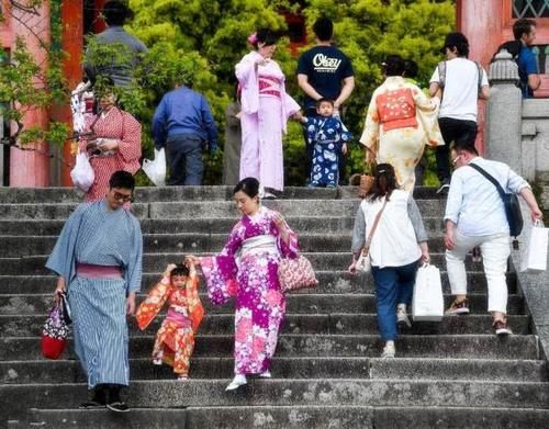 到日本旅游，如果有日本人拿橙色旗子挥舞，别问原因更别犹豫，跑