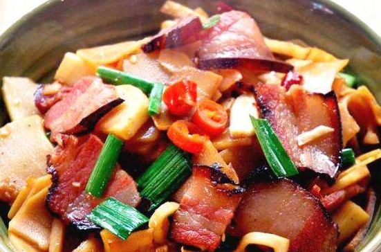  下饭■炒腊肉时，万万不可直接下锅炒，多做一步，香辣入味，好吃又下饭