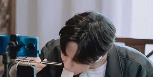 『在线』著名节目主持人王一博,在线嗦粉,网友:不要学!