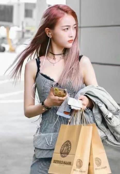 # 家当#全身家当好几万，腰间挎包够我吃一年，吴宣仪紧身裙大秀身材