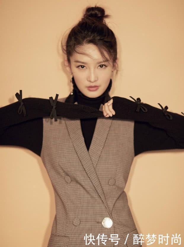 李沁这造型，手臂上都是蝴蝶结，难怪和吴磊站在一起像同龄人！