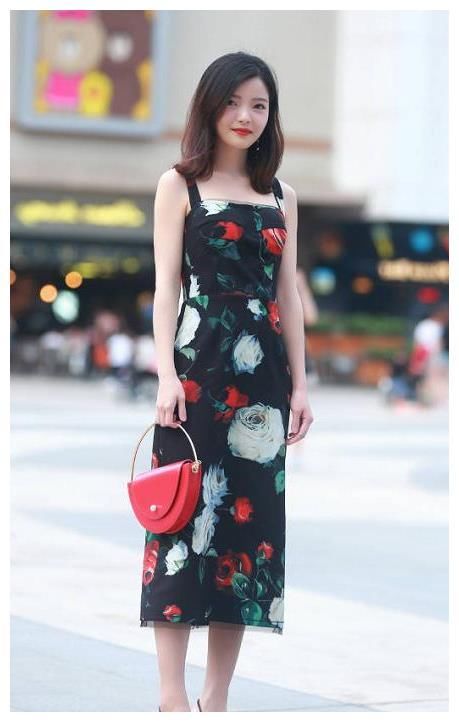 街拍：图六穿高开叉旗袍，“凹凸有致”的身材，散发女人味！