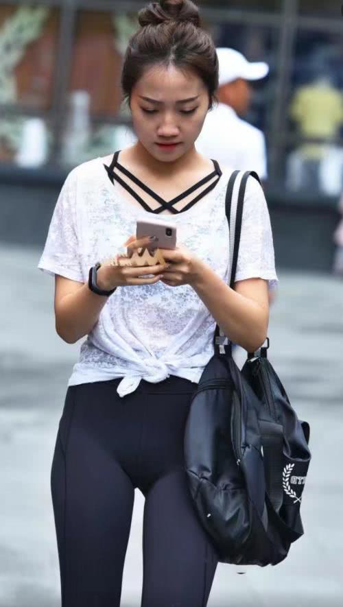 小姐姐与男友最萌身高差，说话都的俯视着惹笑路人，黑色紧身裤却