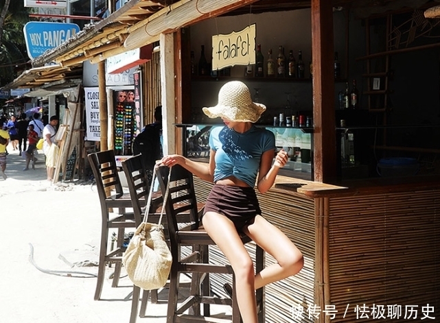 『显得』韩国超模来到苏梅岛,蓝色上衣太修身,显得身材曲线更上一层楼