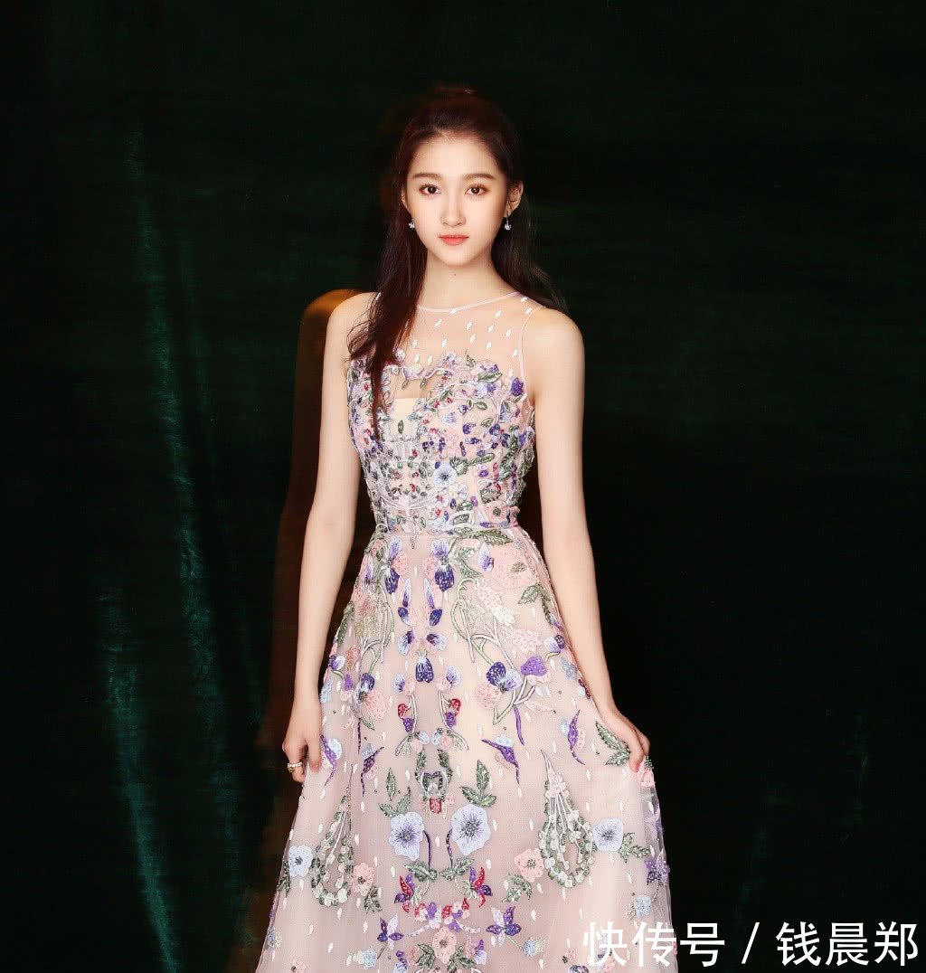 关晓彤的腿够长了，裤脚还要“剪”，让普通人怎么想