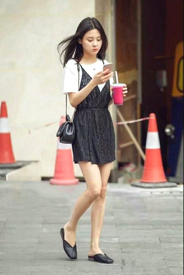 街拍:吊带衫配短裤，美女体态轻盈，展现魅力少女的气质