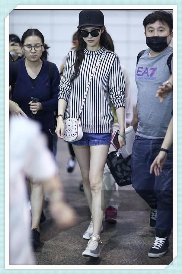 当110斤蒋欣与86斤唐嫣同穿短裤，网友:吓得我赶紧去办张健身卡