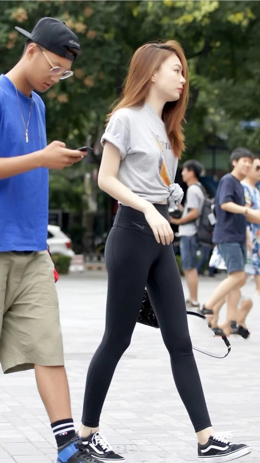 街拍：小姐姐紧身裤勾勒笔直筷子腿，清纯的摸样比刘亦菲都美