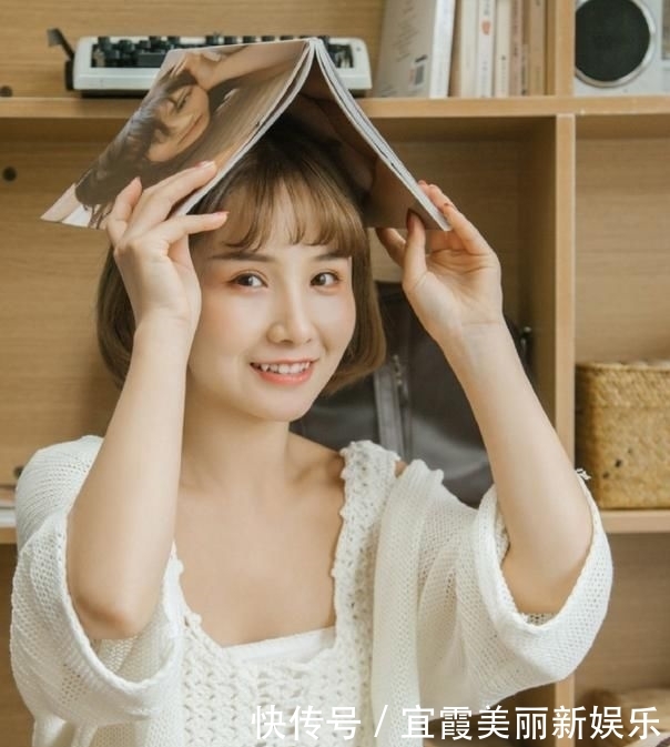 【写真】小姐姐拍写真演绎英伦风, 模样清甜, 一身穿搭超适合校园女生