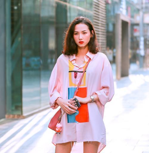 美女身穿一袭紧身长裙，不仅时尚精致，尽显女性的优雅韵味！