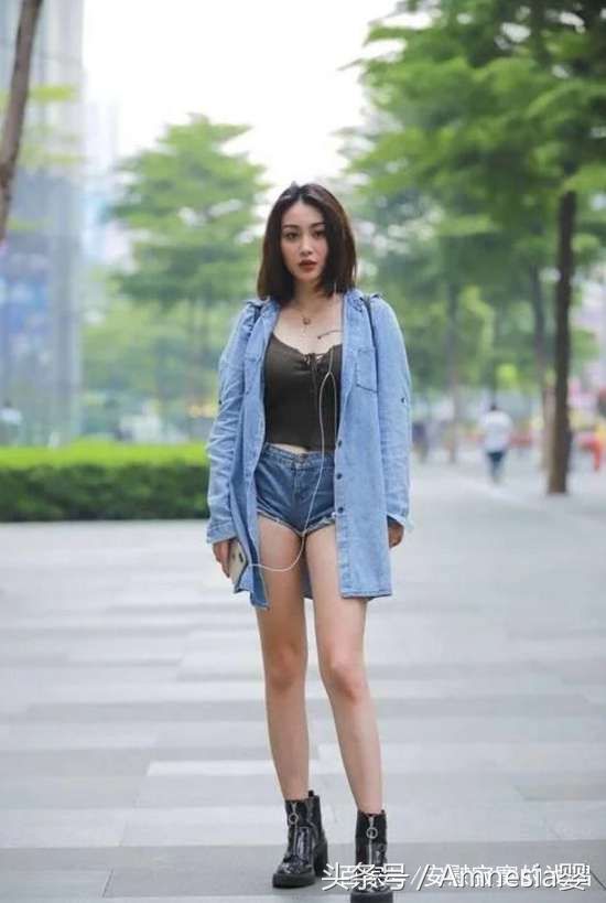 街拍:身姿丰盈的短裤美女，走到哪里都是焦点!