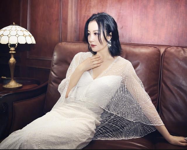  连体：陶红真敢穿，性感的红唇搭配上率性飒气的连体裤，真是太惊艳了！