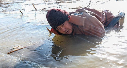  「水中」北方寒冬，挖藕的农民在零下十度的水里辛苦，令人敬佩