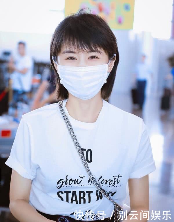 王子文素颜现身机场,白T恤搭包臀半身裙清爽干净秀出好身材