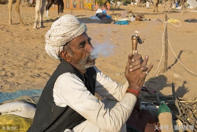 印度香烟有多贵，为啥印度人1根1根的买？游客看到盒子差点吐了！