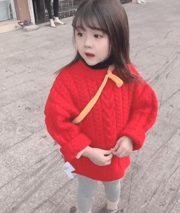  「成年人」小女孩拿小长袜包裤子穿，成年人都没她这么潮，网友：我太土了