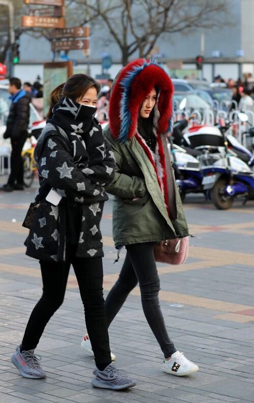 北京三里屯时尚街拍，看看雨后夏季行走在大街上的那些美女