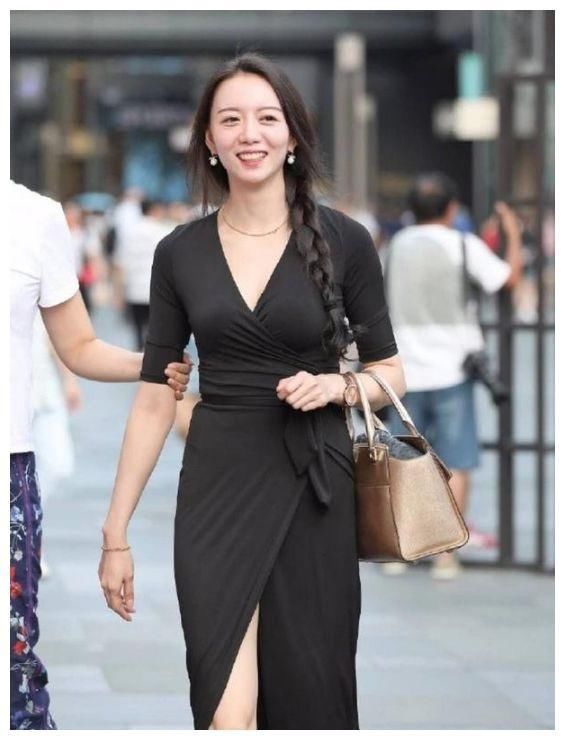 街拍：图六穿半透明衣服，隐约看到“文胸”，“尴尬指数”升高！