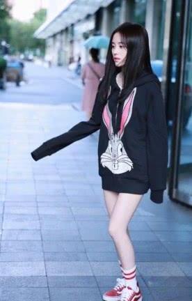 鞠婧祎没衣服穿了？竟把卫衣当连衣裙穿，搭配起来意外有个性！