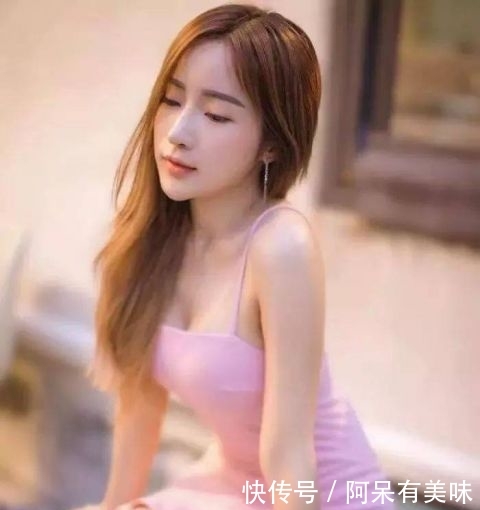 「美少女」街拍:粉色系小姐姐,这就是大家心目中的青春美少女吧?